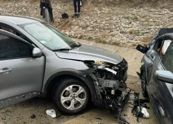 Kaza yapan anne ve oğluna başka araç çarptı