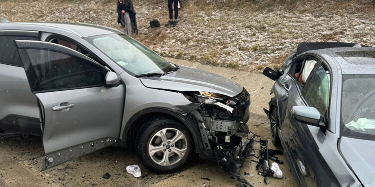 Kaza yapan anne ve oğluna başka araç çarptı