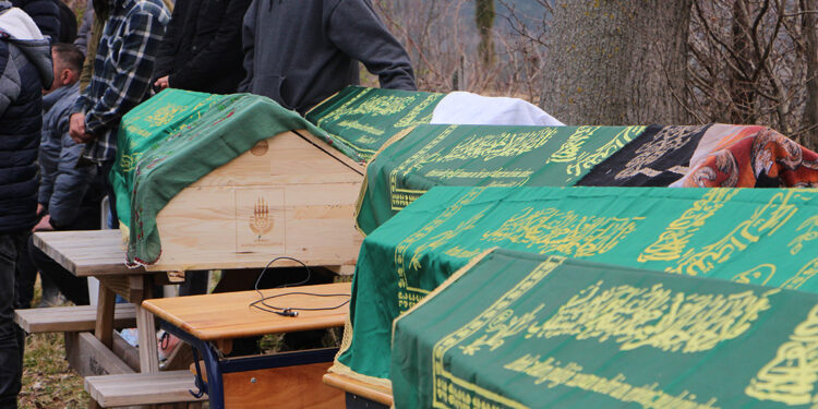 Kazada ölen aynı aileden 5 kişi, yan yana toprağa verildi