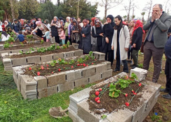 Kazada ölen aynı aileden 6 kişi yan yana toprağa verildi