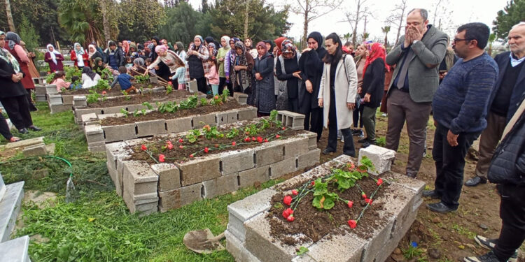 Kazada ölen aynı aileden 6 kişi yan yana toprağa verildi