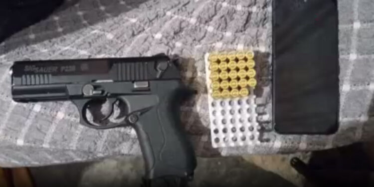 Kıraathanede alıkoyup tehdit ederek hesaplarına 200 bin TL havale ettiler