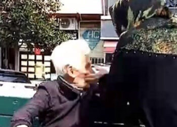 Kocası ölen kadın, kendisini rahatsız eden adamı dövdü