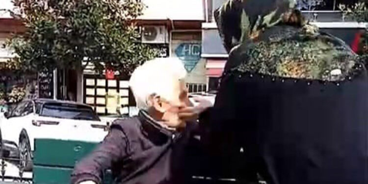 Kocası ölen kadın, kendisini rahatsız eden adamı dövdü