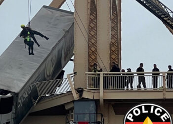 Köprüde asılı kalan TIR'ın kadın şoförü, operasyonla kurtarıldı