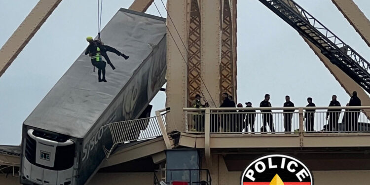 Köprüde asılı kalan TIR'ın kadın şoförü, operasyonla kurtarıldı