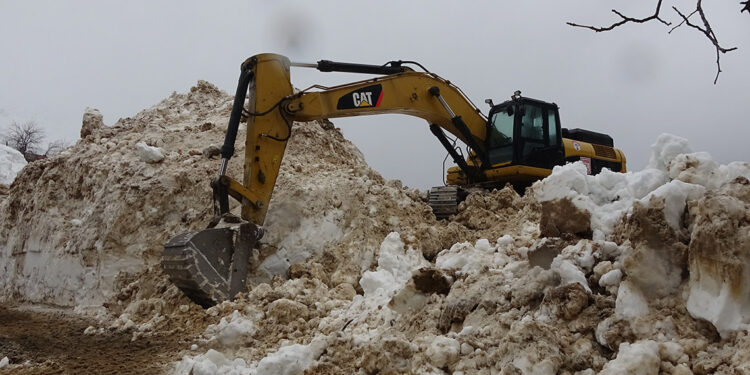 Köye düşen çığ, 2 günde temizlendi