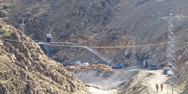 Krom madeninde işçilerin üzerine taş düştü: 2 yaralı