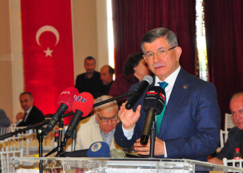 Körü körüne itaat etmeyin