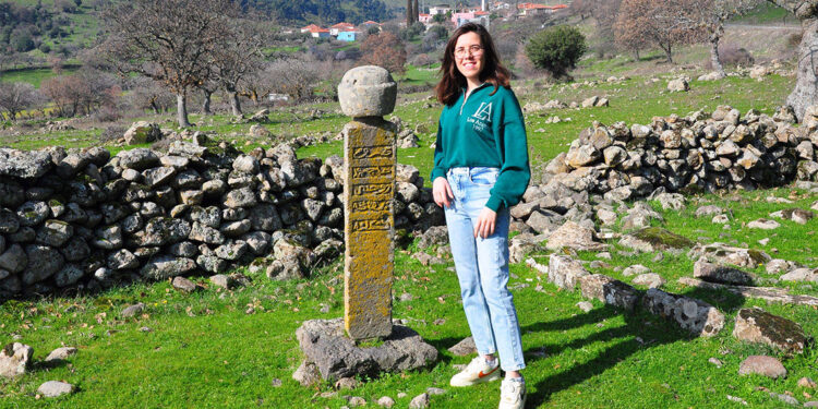 Manisa'da tarihi mezarlık tahrip edildi