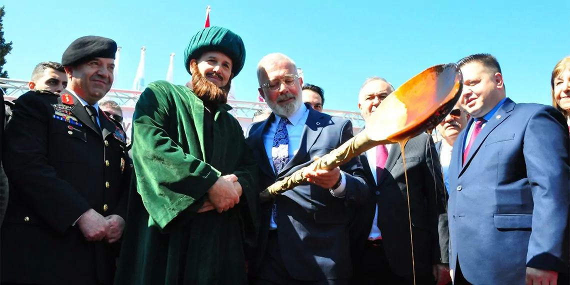 Manisa'da 23-28 nisan tarihleri arasında gerçekleştirilecek uluslararası manisa mesir macunu festivali için 7 ton mesir macunu 4 yıl aradan sonra 484'üncü kez halka saçılmak için karılmaya başlandı.