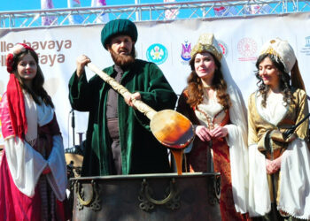 Manisa Mesir Macunu Festivali'nde 7 ton mesir macunu karıldı