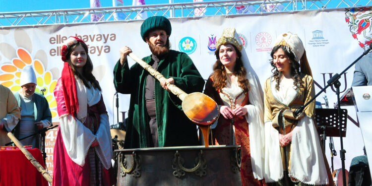 Manisa Mesir Macunu Festivali'nde 7 ton mesir macunu karıldı