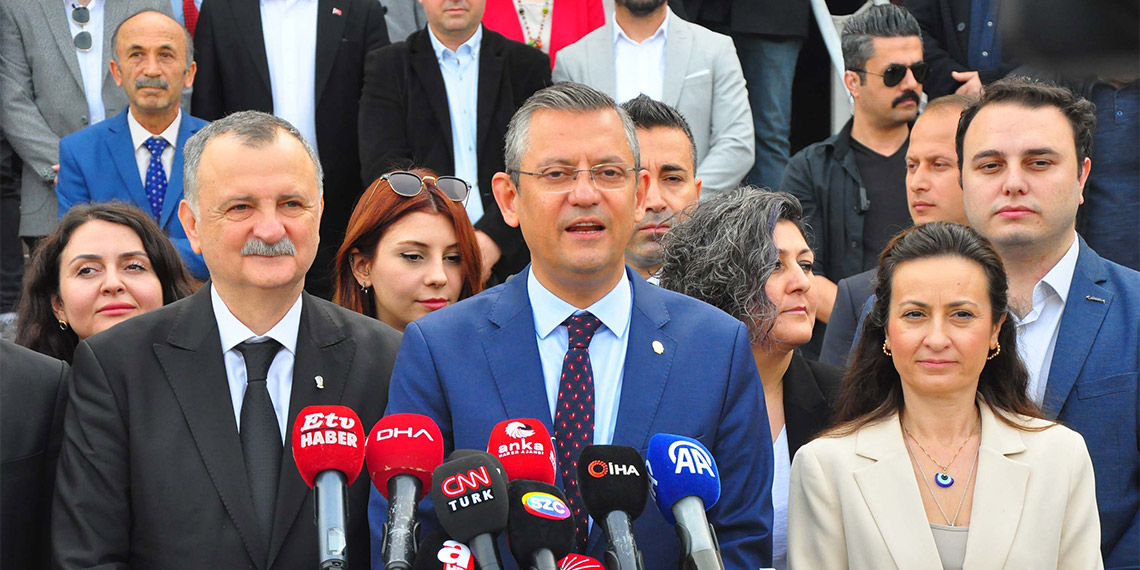 CHP Genel Başkanı Özgür Özel, Mahalli İdareler Genel Seçimleri’nde oyunu memleketi Manisa'da kullandı. Özel, kazanma sevinciyle kutlamalarda silahlardan uzak durulması çağrısında bulundu.