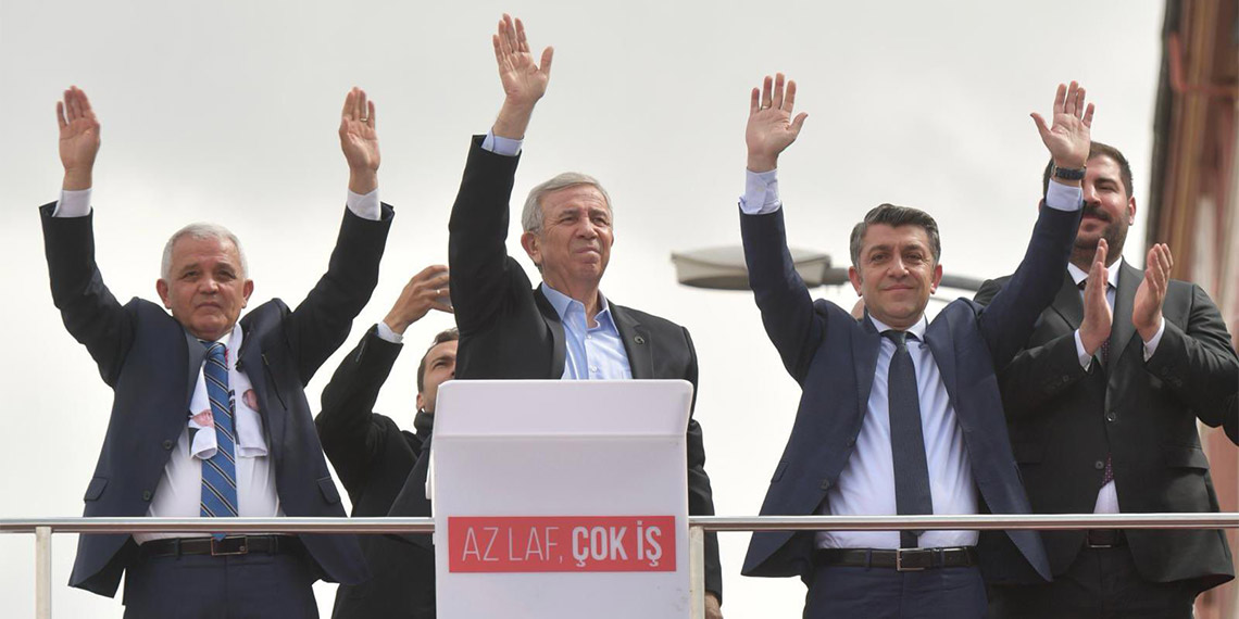 Ankara Büyükşehir Belediye Başkanı Mansur Yavaş, "Başkanlık tamam ama Meclis'te çoğunluk istiyorum. Çünkü çektiğimiz sıkıntıları biliyorsunuz. Eğer yüksek bir oyla kazanmamıza rağmen Meclis'te azınlıkta kalırsak maalesef buruk olacak. Biz artık pastanın üstünde çilek istiyoruz" dedi.