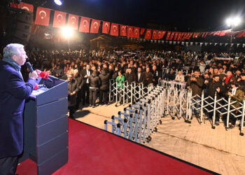 Dışişleri Bakanı adaylara oy istemekte, derhal Belçika'ya gidin