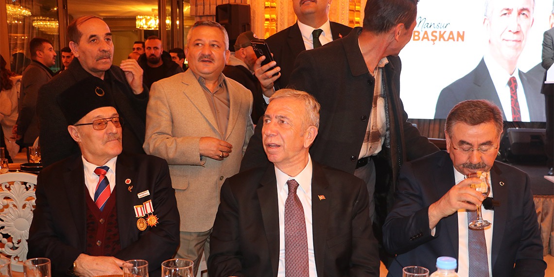 Ankara Büyükşehir Belediye Başkanı Mansur Yavaş, "Bol keseden veriyor. Emeklilere 5 bin verecekmiş. Bir milyon 100 bin emekli var Ankara'da. Ben de diyorum ki; siz şu anda belediye başkanısınız. Emekliler 7 aydır mağdur, 7 kuruş verdiniz mi bir tanesine? Biz düzenli şekilde 200 bin kişiye doğal gaz ve et yardımı yapıyoruz" dedi.