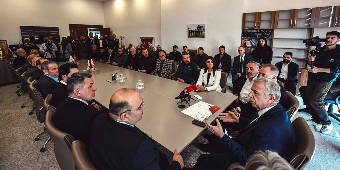 Ankara büyükşehir belediye başkanı (abb) mansur yavaş, "göreve geldiğimizde hiçbir metro hattı projesi yoktu. Ve bize verilen tek metro hattı da mamak metro hattı. Keçiören- havaalanı arasını da kendileri yapıyordu" dedi.