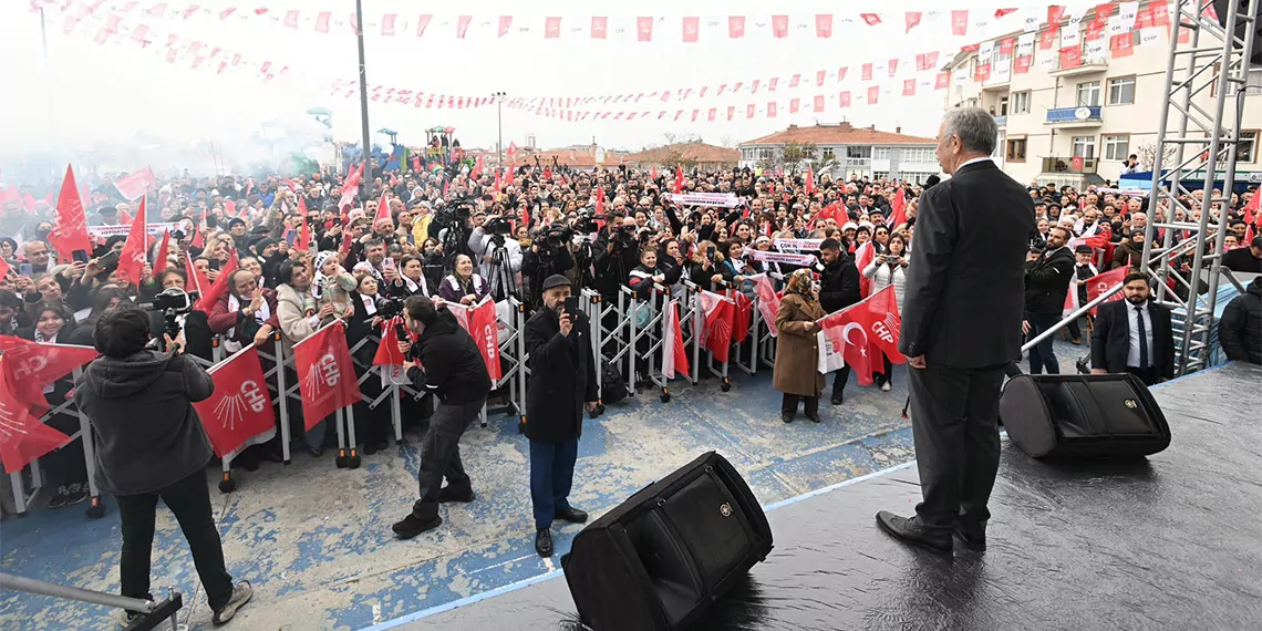 Ankara büyükşehir belediye başkanı mansur yavaş, "kızımın mortgage (ipotek) ile 32 yıl taksitle aldığı, taksit taksit tam 32 yıl ödeyeceği bir evi, daha da alalı 2 yıl oldu, 'mansur yavaş'ın londra'da evi var' diyerek, dilinde tüy bitti. Önümüzdeki hafta allah'ın izniyle bütün belgeleri açıklayacağım. İnşallah yalanlarını yüzlerine çarpacağız" dedi.