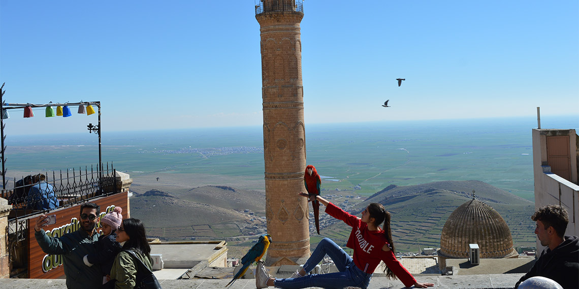 Binlerce yıllık tarihi ile kültür ve cazibe merkezine dönüşen Mardin'de mevsim normallerinin üzerindeki sıcaklıkla birlikte ziyaretçi sayısında artış yaşandı.
