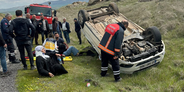 Mardin'de otomobil takla attı; 4 yaralı