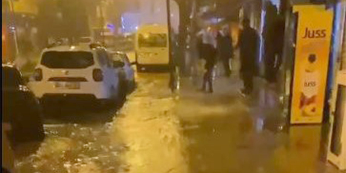 Mardin'de sağanak nedeniyle çok sayıda ev ve iş yerini su bastı. Kentte dün akşam saatlerinde etkili olan sağanak yaşamı olumsuz etkiledi.