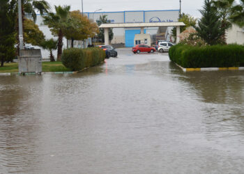 Mardin'de sağanak; yollar göle döndü