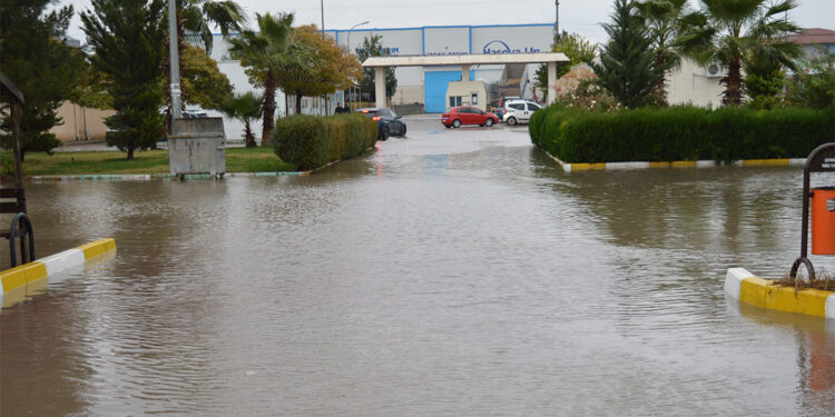 Mardin'de sağanak; yollar göle döndü