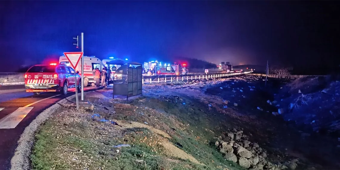 Mardin'in mazıdağı ilçesinde, etkinlikten dönen öğrenci ve öğretmenlerin taşındığı minibüs ile tir'ın çarpıştığı kazada 7 kişi yaralandı.