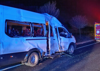 Öğrenci ve öğretmenlerin taşındığı minibüs ile TIR çarpıştı