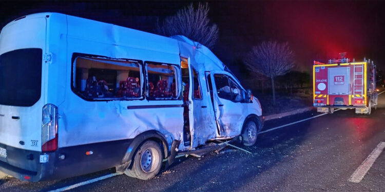 Öğrenci ve öğretmenlerin taşındığı minibüs ile TIR çarpıştı