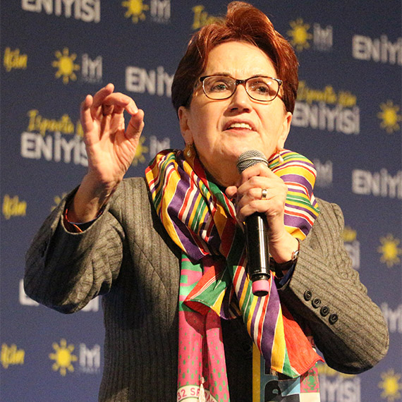 İYİ Parti Genel Başkanı Meral Akşener, "Rahmetli Demirel bir, ben ikiyim; sokak sokak dolaşıp, seçmene dokunan ve hiç ara vermeden bu çalışmayı yapan" dedi.