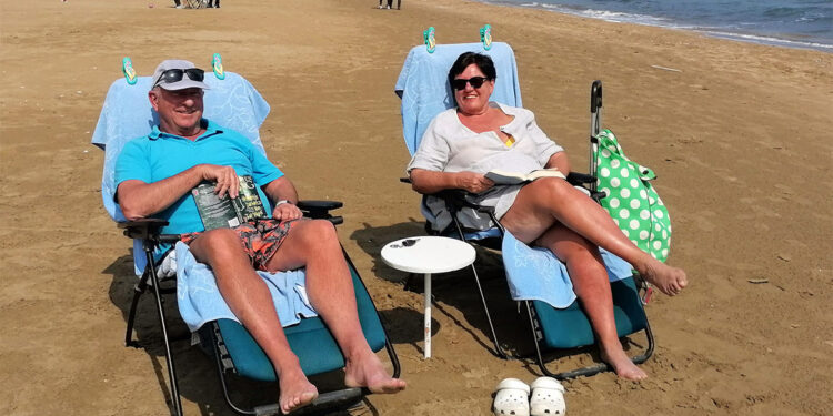 Kızkalesi'nde denize girip güneşlendiler