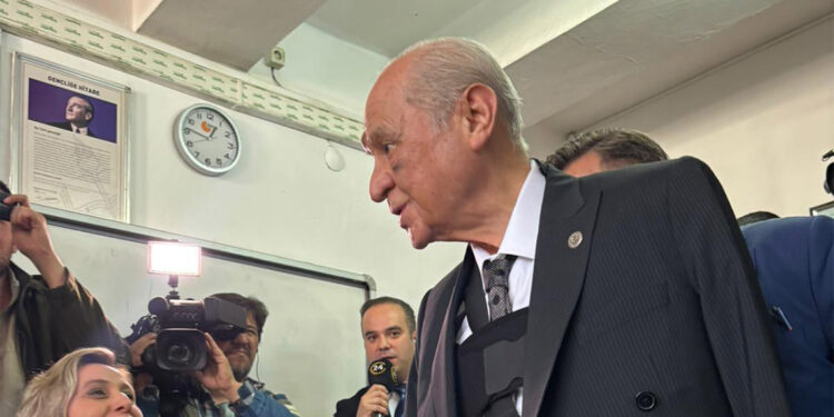 Devlet Bey'in yüzündeki morluklar kazadan dolayı