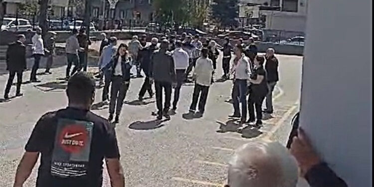 Muhtar adayı yakınlarının kavgasına biber gazlı müdahale