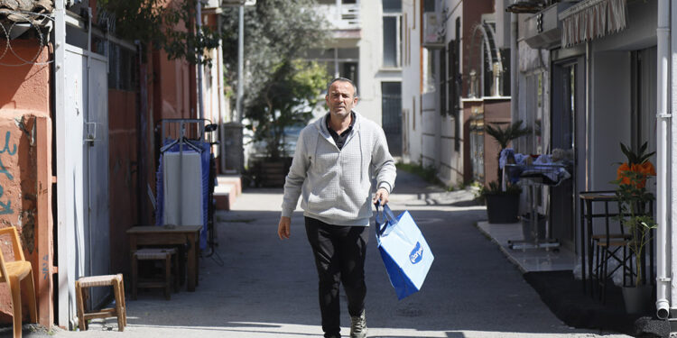 Mahallenin 'süper muhtar'ı, evlere yemek servisi yapıyor