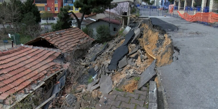 Maltepe'de gecekonduların üzerine yol çöktü