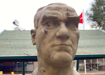Manisa'da Atatürk büstüne baltalı saldırı
