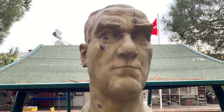 Manisa'da Atatürk büstüne baltalı saldırı