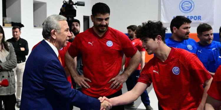 Mansur Yavaş ASKİ Spor Kulübü'nü ziyaret etti