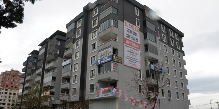 Maraş'ta sağlam olan site için yıkım kararı verildi