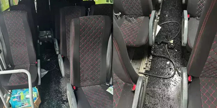 Mardin'de AK Parti adayının seçim minibüsüne taşlı saldırı