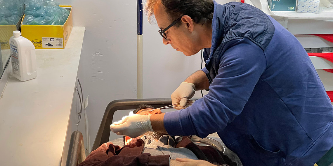 Mardin'de AK Parti adayının seçim minibüsüne taşlı saldırı