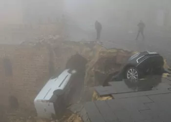 Mardin'de yol çöktü; araçlar tarihi evin avlusuna düştü