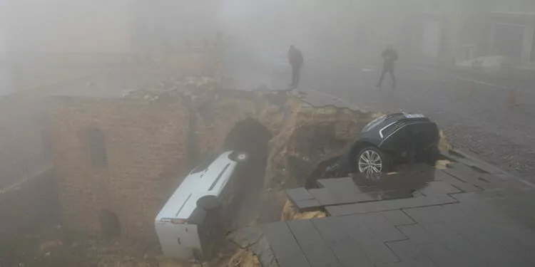 Mardin'de yol çöktü; araçlar tarihi evin avlusuna düştü