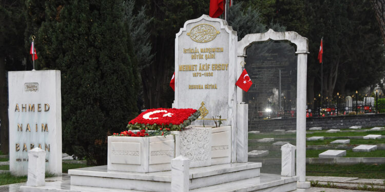 Mehmet Akif Ersoy kabri başında anıldı