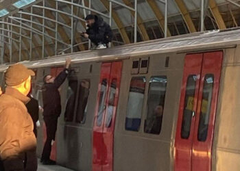 Metronun üzerine çıkan genç, seferleri aksattı