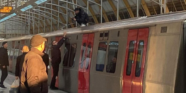 Metronun üzerine çıkan genç, seferleri aksattı