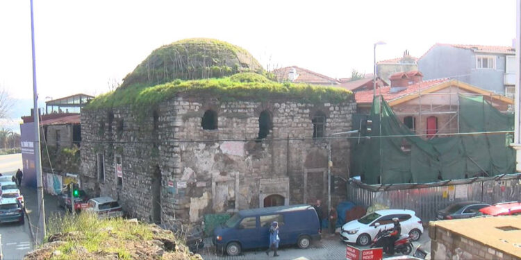 Mimar Sinan'ın yaptığı Ayakapı Hamamı'nda çökme tehlikesi