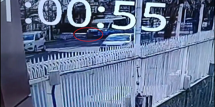 Minibüsün çarptığı Samet öldü; kaza kamerada